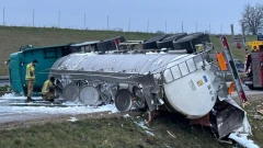 Cysterna ze spirytusem przewróciła się na S61. Ekspresówka całkowicie zamknięta (zdjęcia,…