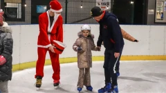 Zimowy sezon na lodowisku otwarty! Pierwszy ślizg już za nami, Mikołaj rozdawał upominki …