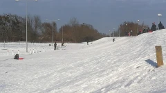 Śnieżna frajda z zasadami. Zadbaj o bezpieczeństwo dzieci