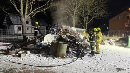 Ostrów Mazowiecka - Sterta złomu stanęła w ogniu. W środę wieczorem mieszkańcy B