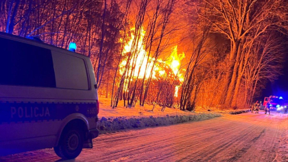 Ostrów Mazowiecka - Dom spłonął w kilka chwil, mężczyzna cudem uszedł z życiem. 
