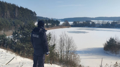 Ostrów Mazowiecka - Policja patroluje zamarznięte zbiorniki. Mundurowi ostrzegaj