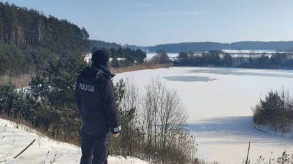Ostrów Mazowiecka - Policja patroluje zamarznięte zbiorniki. Mundurowi ostrzegaj