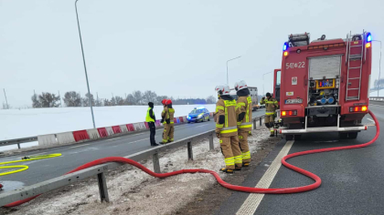 Ostrów Mazowiecka - Auto stanęło w ogniu na trasie S61. Strażacy błyskawicznie r