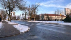 Wypadek na pasach na ul. 3 Maja. Radny naciska na pilne doświetlenie i nowe oznakowanie