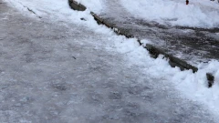 "Szklanka" na drogach i chodnikach. Jest bardzo ślisko i niebezpiecznie!
