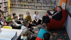 Burmistrz Hubert Betlejewski czytał dzieciom. Ruszyła akcja #poczytaMY w ostrowskiej bibl…