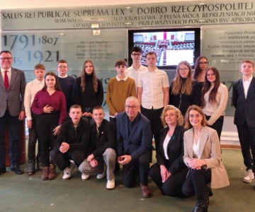 Młodzi radni z Ostrowi Mazowieckiej zasiedli na galerii sejmowej i z bliska przy