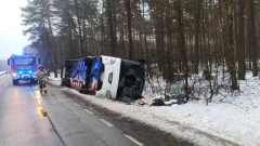 Autobus w rowie. Aż 18 osób trafiło do szpitali! (zdjęcia)