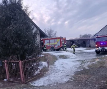 Kłęby dymu wydobywały się z budynku mieszkalnego, a na miejscu natychmiast pojaw