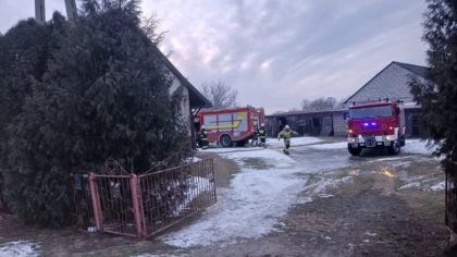 Ostrów Mazowiecka - Kłęby dymu wydobywały się z budynku mieszkalnego, a na miejs