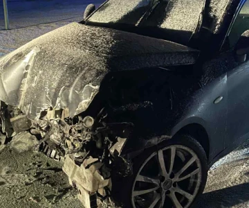 Chwila nieuwagi i śliska nawierzchnia wystarczyły, by samochód osobowy zakończył