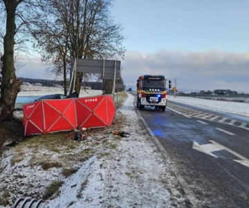 Doszło do tragicznego wypadku drogowego na drodze wojewódzkiej nr 677. Samochód 