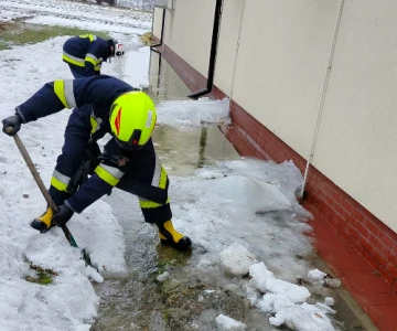 W wyniku intensywnego topnienia śniegu doszło do zalania budynku handlowego w An