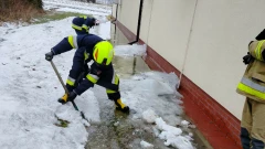 Topniejący śnieg zalał budynek handlowy w Andrzejewie (zdjęcia)