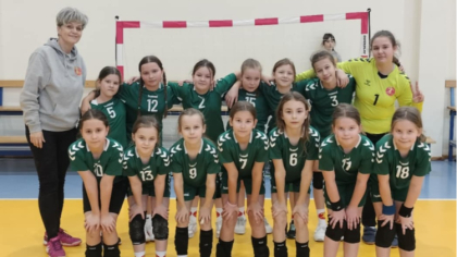 Ostrów Mazowiecka - 7 lutego młode piłkarki ręczne UKS Dwójka Małkinia Górna pod