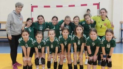 Ostrów Mazowiecka - 7 lutego młode piłkarki ręczne UKS Dwójka Małkinia Górna pod