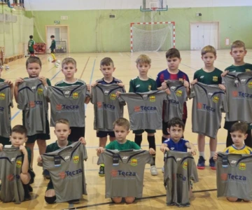 Drużyna ks2017 (F1 Żak) KS Ostrovii Ostrów Mazowiecka otrzymała nowe stroje mecz