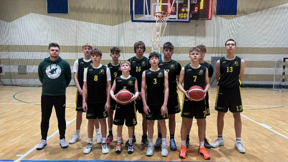Koszykarze Sokoła Ostrów Mazowiecka przegrali z Wisłą Płock Basketball 81:87 w ligowym spotkaniu kategorii U-15. 
[foto]46549[/foto]
Podopi