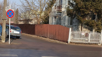 Ostrów Mazowiecka - Samochody stoją tam mimo zakazu, a piesi muszą iść środkiem 