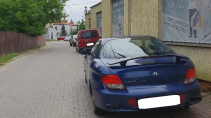 Samochody stoją tam mimo zakazu, a piesi muszą iść środkiem 