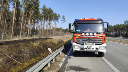 Ostrów Mazowiecka - Ogień pojawił się w rejonie trasy ekspresowej i wymagał szyb
