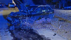 Samochód wypadł z drogi i uderzył w ogrodzenie. Kierowca uciekł (zdjęcia)