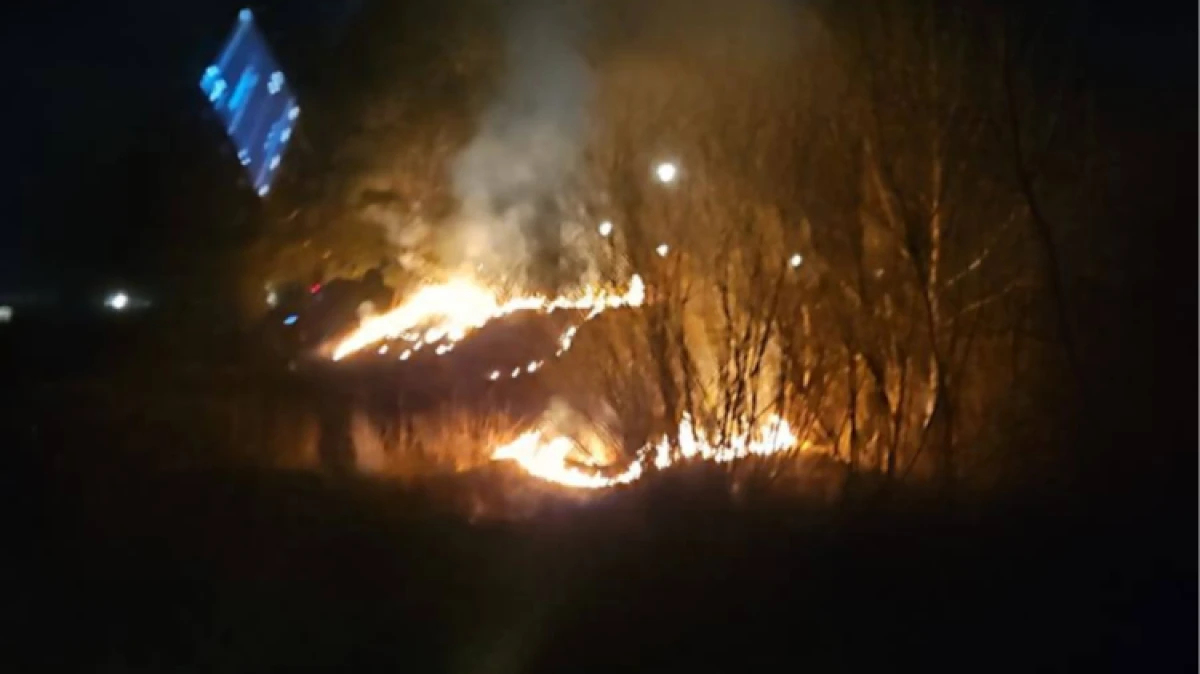W Małkini Górnej doszło do groźnie wyglądającego pożaru trawy, który mógł się szybko rozprzestrzenić. W akcji uczestniczyło 15 straża
