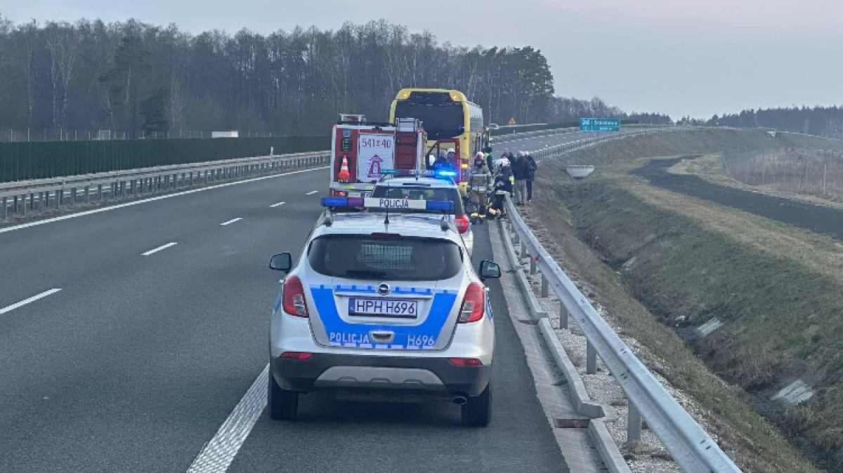 Poranek na trasie S61 nie należał do spokojnych. W pobliżu Gniazdowa doszło do groźnie wyglądającego zdarzenia drogowego z udziałem samocho