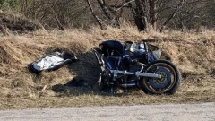 Motocyklista uderzył w betonowy słupek. Do wypadku doszło w Komorowie