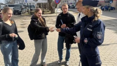 Co policjanci rozdawali na ulicach Ostrowi?