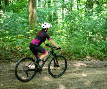 Stroje kolarskie nie są zarezerwowane wyłącznie dla osób, które profesjonalnie u