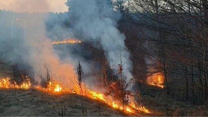 Ostrów Mazowiecka - 8 marca 2026 strażacy gasili pożary traw na nasypach kolejow
