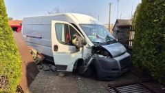 Dostawczak uderzył w Forda, a potem w ogrodzenie