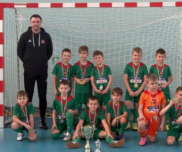 Żaki MKS Małkinia zakończyły luty w świetnym stylu. Podczas halowego turnieju w 