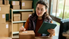 Pakowanie zamówień i kompletowanie produktów jako kluczowy element logistyki w branży e commerce 