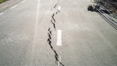 Nowa droga i już popękana. Szkody po ciężkiej zimie w gminie Boguty-Pianki