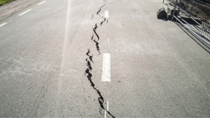 Ostrów Mazowiecka - Po zimie są pęknięcia na nowej drodze w Kamieńczyku Wielkim 