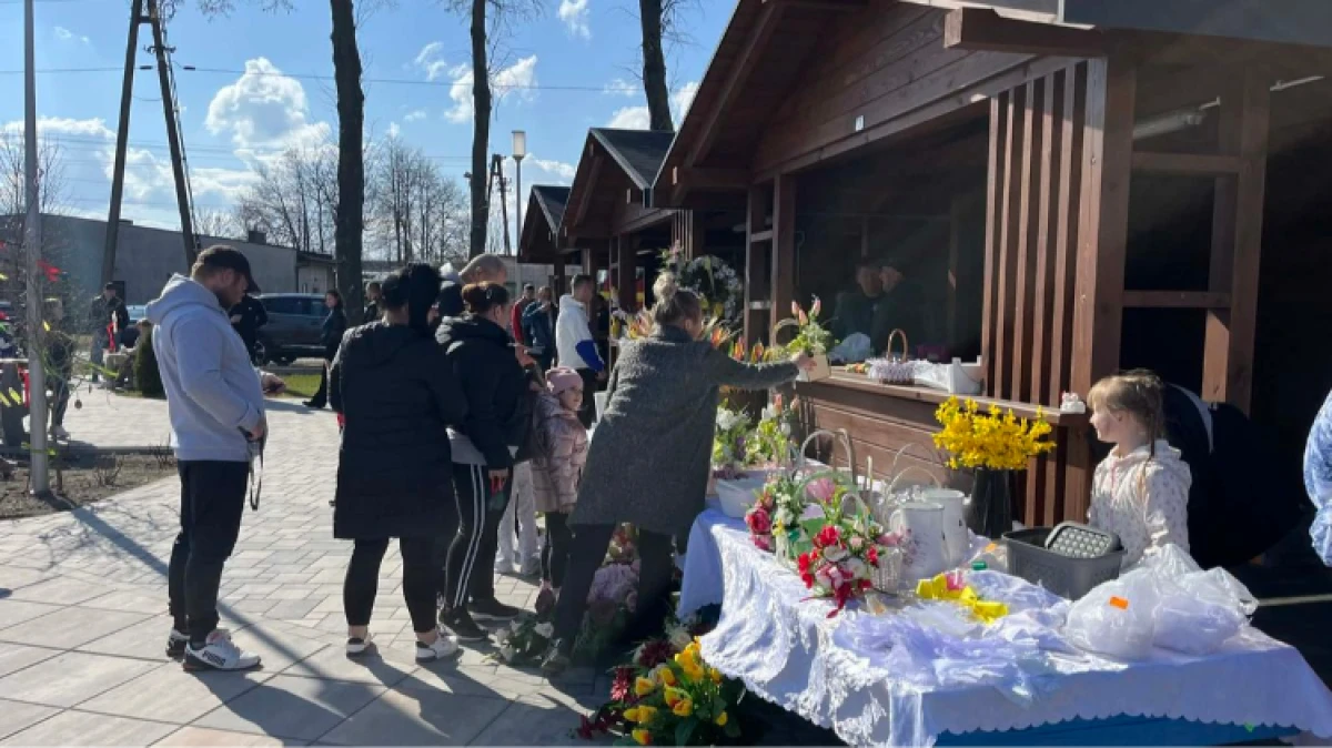 Pachnie świętami, domowymi wypiekami i swojskimi specjałami, a na ryneczku nie brakuje ludzi, którzy chcą poczuć wielkanocną atmosferę. W S