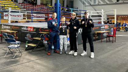 Ostrów Mazowiecka - Zawodnicy UKS-u Wojownik Ostrów Mazowiecka wraz z trenerem W