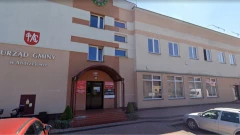 Dach nad urzędem gminy i biblioteką przecieka. Wójt: trzeba go jak najszybciej wymienić!