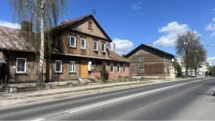 Działki z domami z lat 20. wracają na sesję. Miasto chce sprzedać nieruchomości przy ul. …