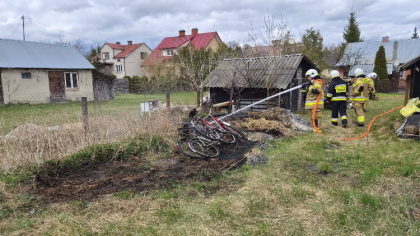Ostrów Mazowiecka - Trawa zajęła się ogniem tuż przy zabudowaniach i przez momen