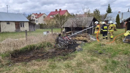 Trawa zajęła się ogniem tuż przy zabudowaniach i przez momen