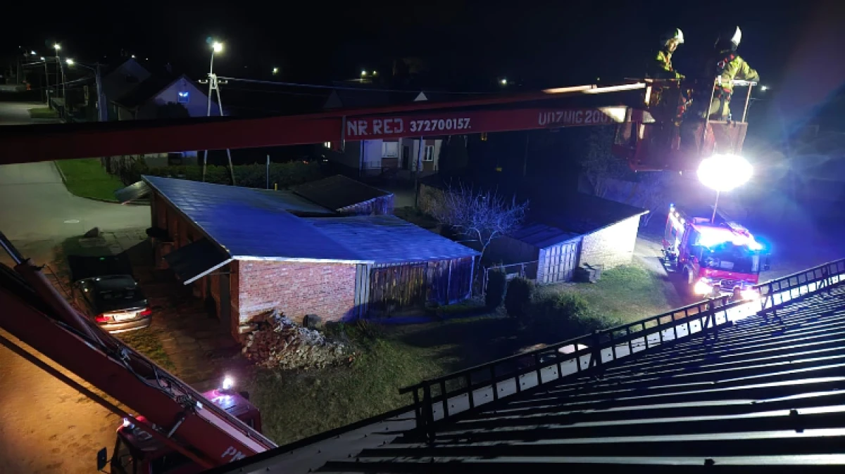 W budynku wielorodzinnym wybuchł pożar. Wstępne informacje wskazują, że ogień pojawił się w rejonie kominów, a z miejsca miały być widoc