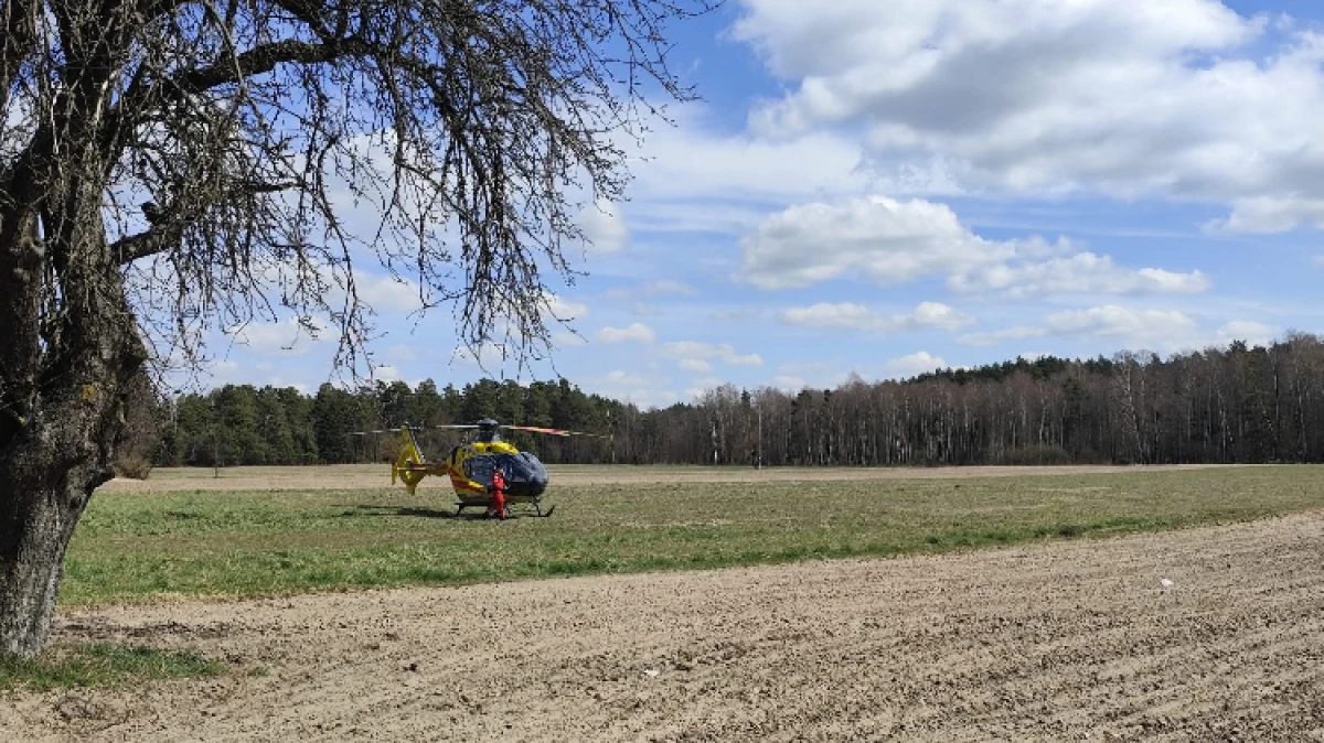 Doszło do groźnie wyglądającego zdarzenia. Starszy mężczyzna spadł z drabiny, a na miejsce skierowano ratowników medycznych, strażaków i 