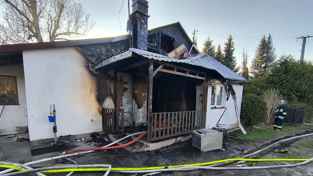 Pożar wybuchł w piątek 10 kwietnia 2026 ok. godz. 16.00. Ogień zniszczył znaczną część drewnianego domu. 
[foto]47564[/foto]
- Gdy stra