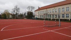 Koniec prac na boisku przy SP nr 1 w Ostrowi. Jest nowa nawierzchnia i kolejne zmiany