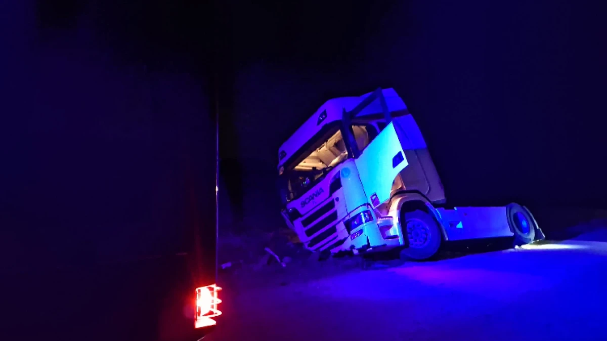 Groźnie wyglądające zdarzenie drogowe zakończyło się szczęśliwie dla kierowcy ciągnika siodłowego. Mężczyzna, próbując uniknąć zder