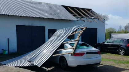 Silny wiatr doprowadził do groźnie wyglądającego zdarzenia. 